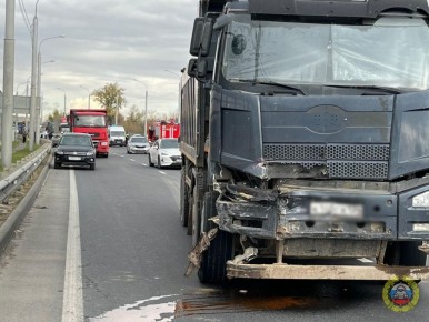 Два грузовика, автобус и семь машин столкнулись под Волгоградом, пострадали две женщины, сообщили в МВД