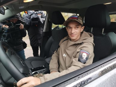 В волгоградском регионе участнику СВО передан еще один автомобиль с ручным управлением