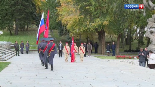 Караульные Поста № 1 Волгограда передали копию Знамени Победы астраханским юнармейцам
