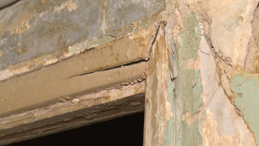 Расселенную двухэтажку снесли в Красноармейском районе Волгограда