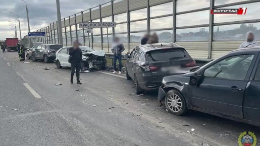 В Волгоградской области столкнулись десять машин