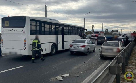 Огромная пробка на танцующем мосту: здесь столкнулись 10 автомобилей!