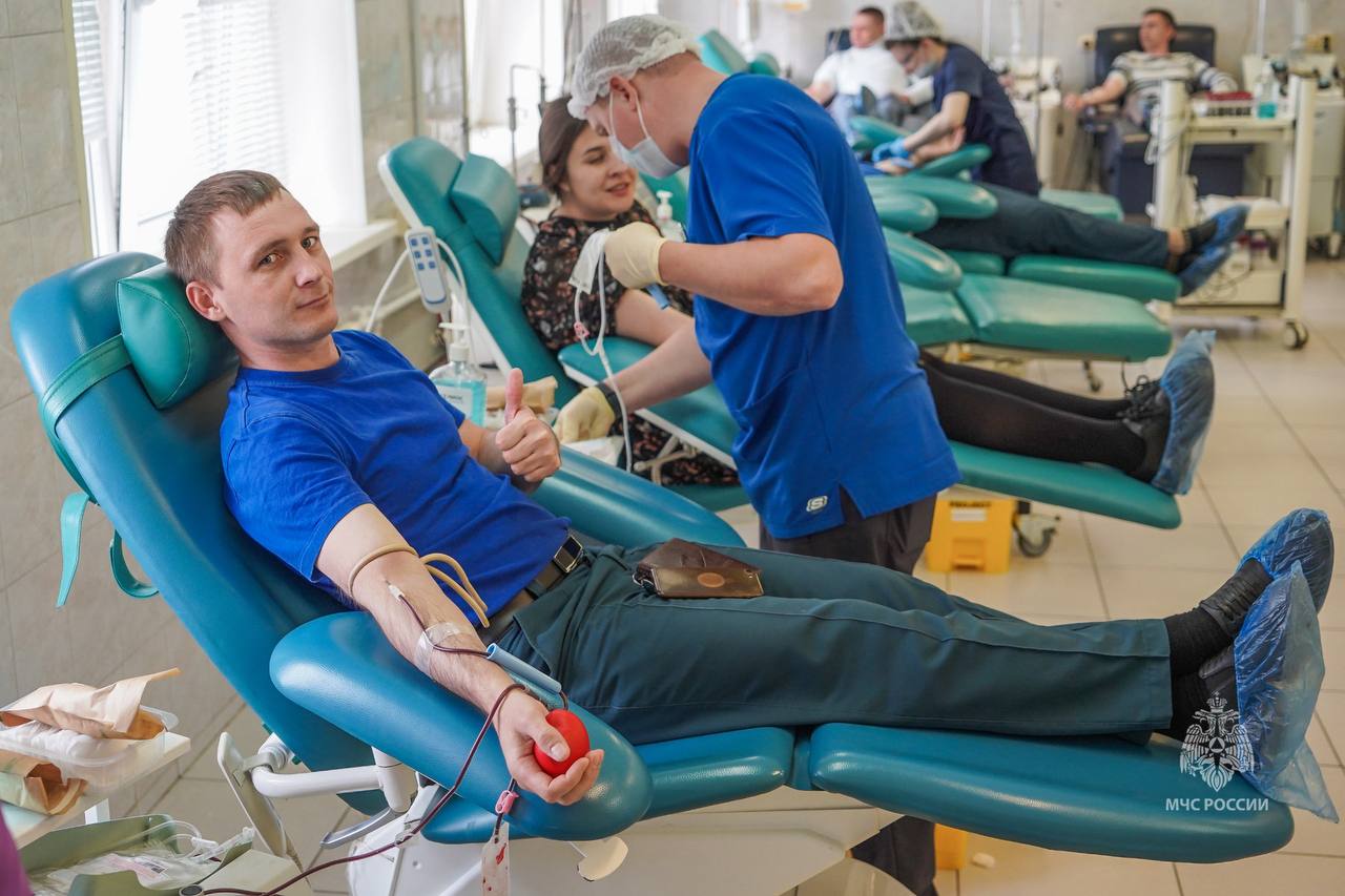 Волгоградские спасатели МЧС России стали донорами крови в рамках акции «35 добрых дел» Волгоградские спасатели МЧС России стали донорами крови в рамках акции «35 добрых дел»