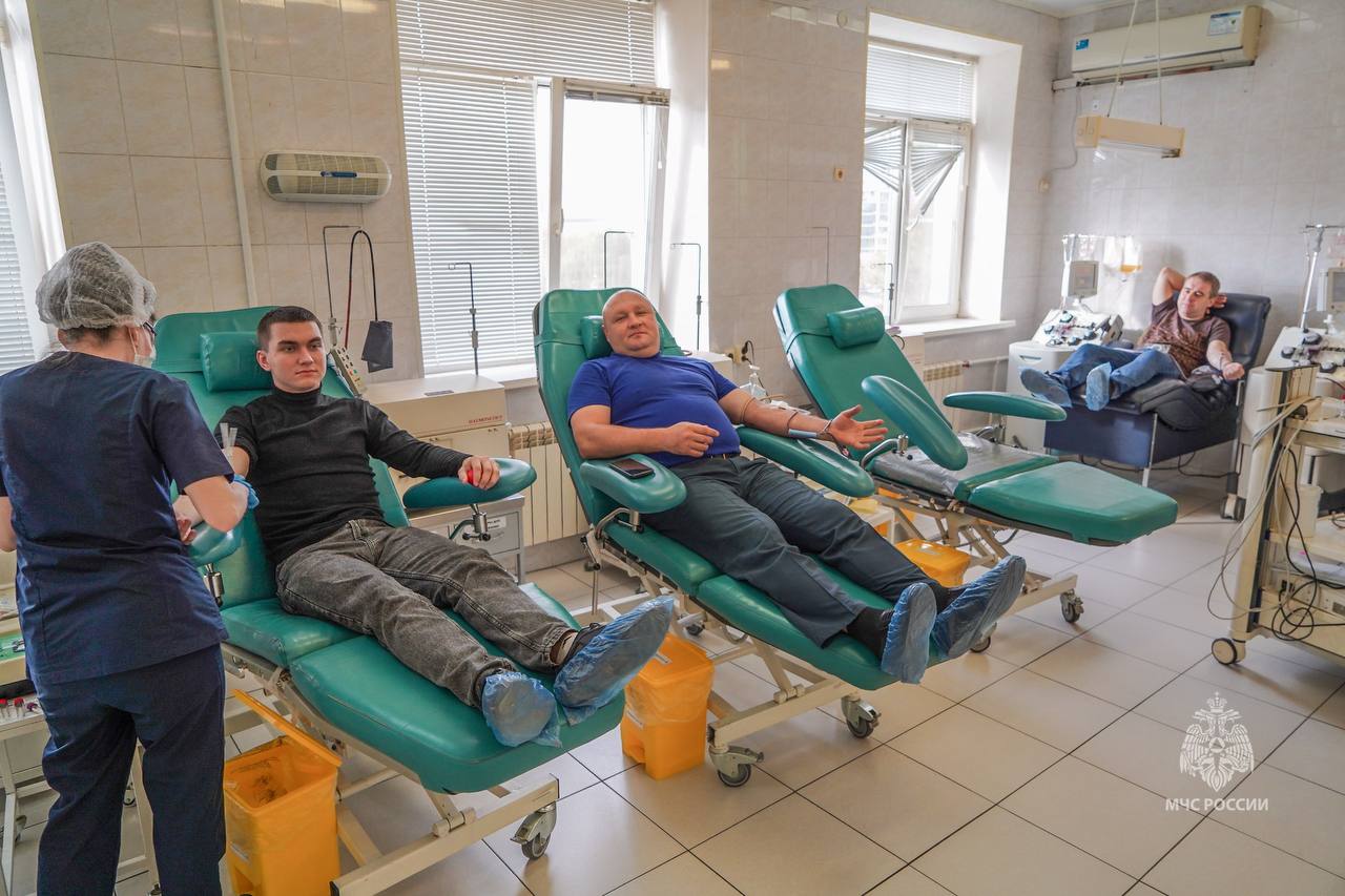 Волгоградские спасатели МЧС России стали донорами крови в рамках акции «35 добрых дел» Волгоградские спасатели МЧС России стали донорами крови в рамках акции «35 добрых дел»