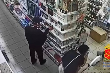 Кузбассовец дарил прохожим украденные им в магазине ароматические наборы