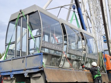 Ушло в историю: В ЦПКиО разбирают 50-метровое колесо обозрения