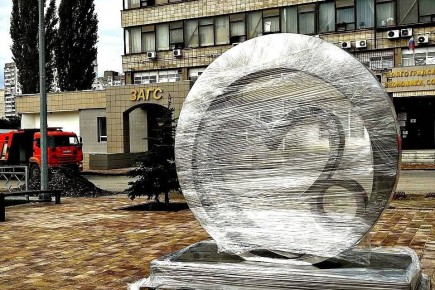 В Советский район Волгограда привезли долгожданный арт-объект