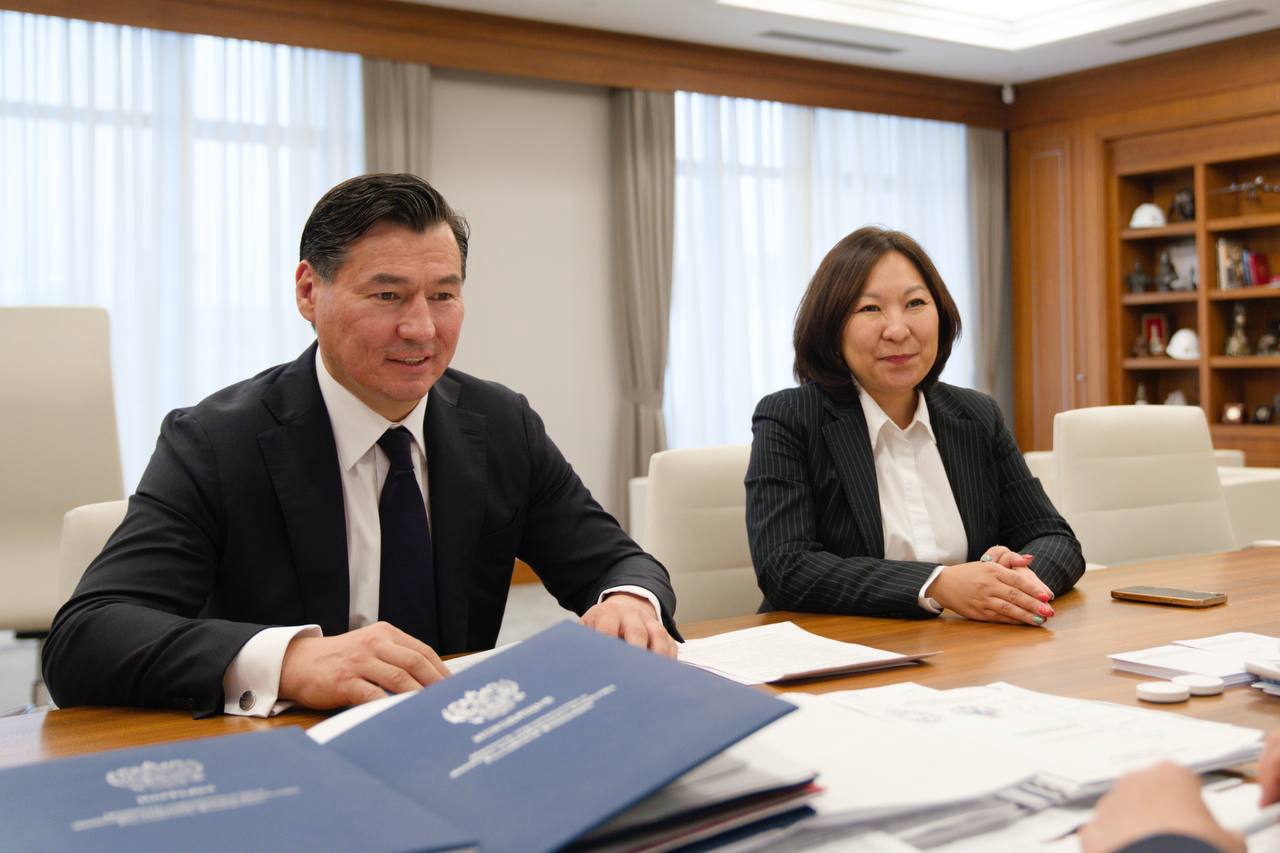 Министр строительства и ЖКХ РФ Ирек Файзуллин провел рабочую встречу с главой Республики Калмыкии Бату Хасиковым Министр строительства и ЖКХ РФ Ирек Файзуллин провел рабочую встречу с главой Республики Калмыкии Бату Хасиковым