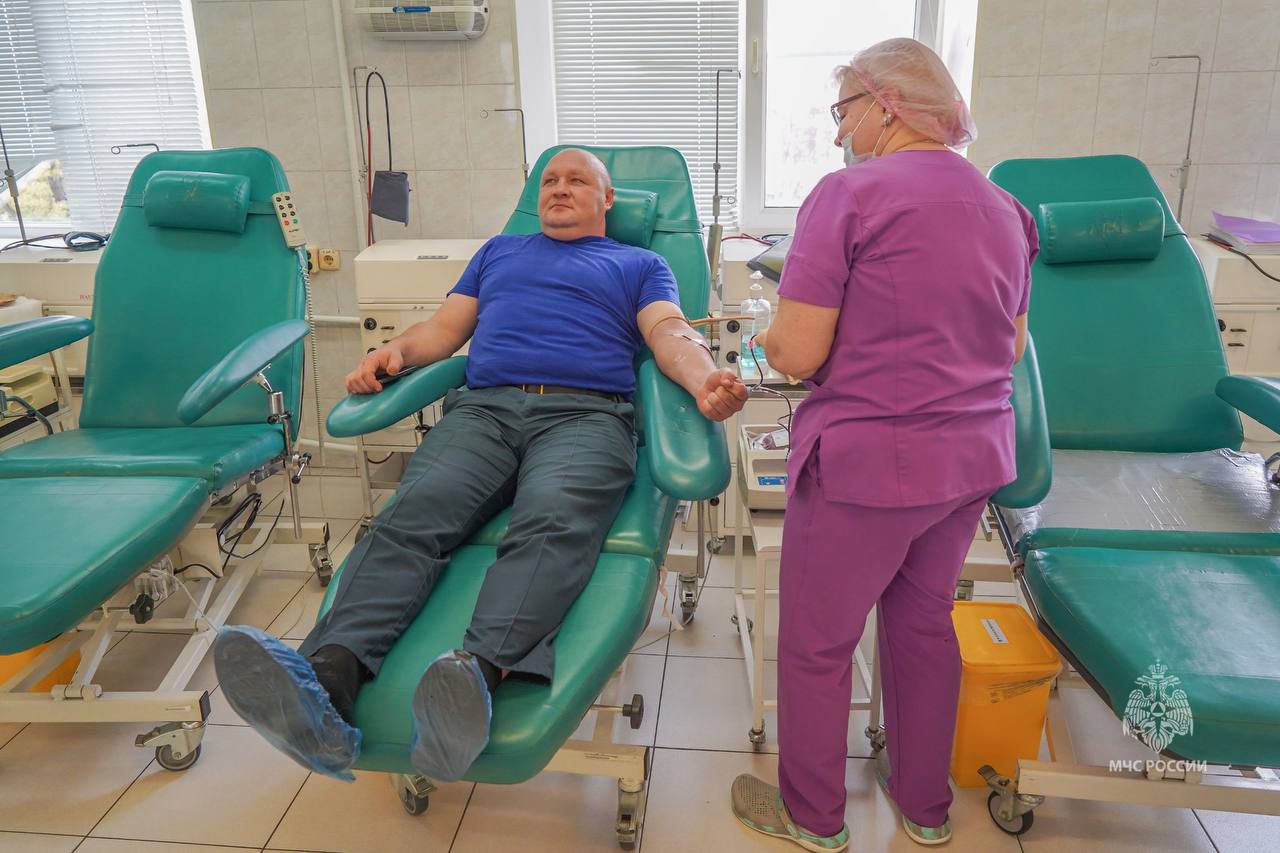 Волгоградские спасатели МЧС России стали донорами крови в рамках акции «35 добрых дел» Волгоградские спасатели МЧС России стали донорами крови в рамках акции «35 добрых дел»