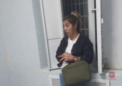 В Волгограде полицейские задержали 33-летнюю подозреваемую в мошенничестве в отношении участника СВО