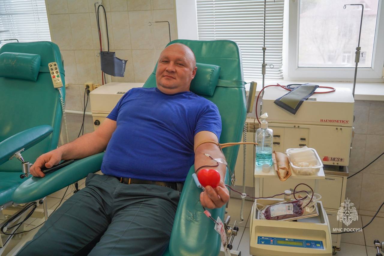 Волгоградские спасатели МЧС России стали донорами крови в рамках акции «35 добрых дел» Волгоградские спасатели МЧС России стали донорами крови в рамках акции «35 добрых дел»
