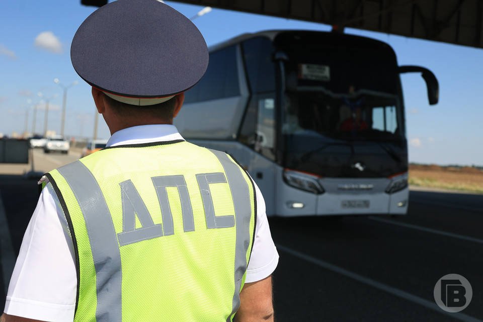 «Лада» снесла навес на трассе под Волгоградом