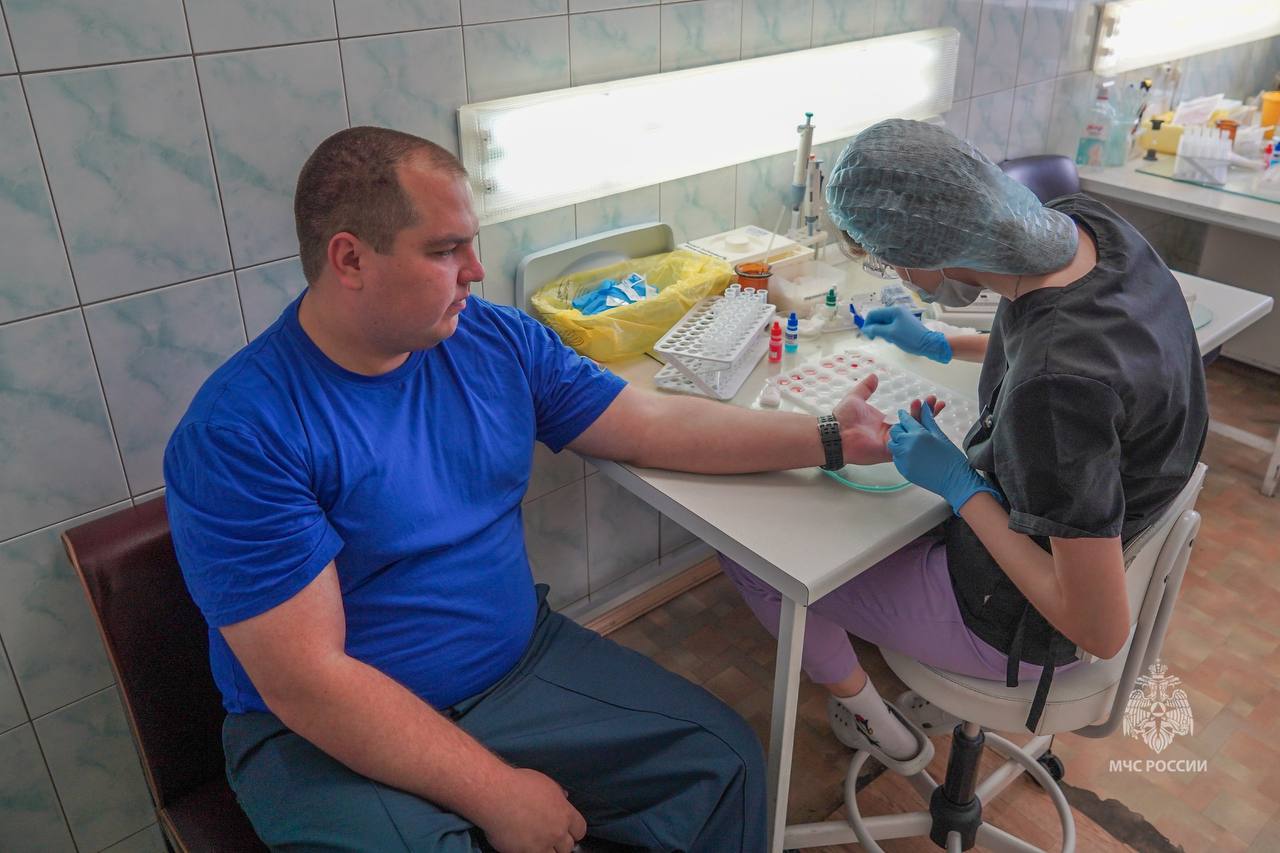 Волгоградские спасатели МЧС России стали донорами крови в рамках акции «35 добрых дел» Волгоградские спасатели МЧС России стали донорами крови в рамках акции «35 добрых дел»